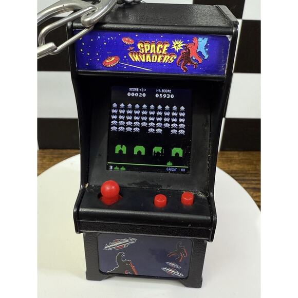 Space Invaders Tiny Arcade Game World's Smallest Miniature Keychain - Working - Picture 1 of 7